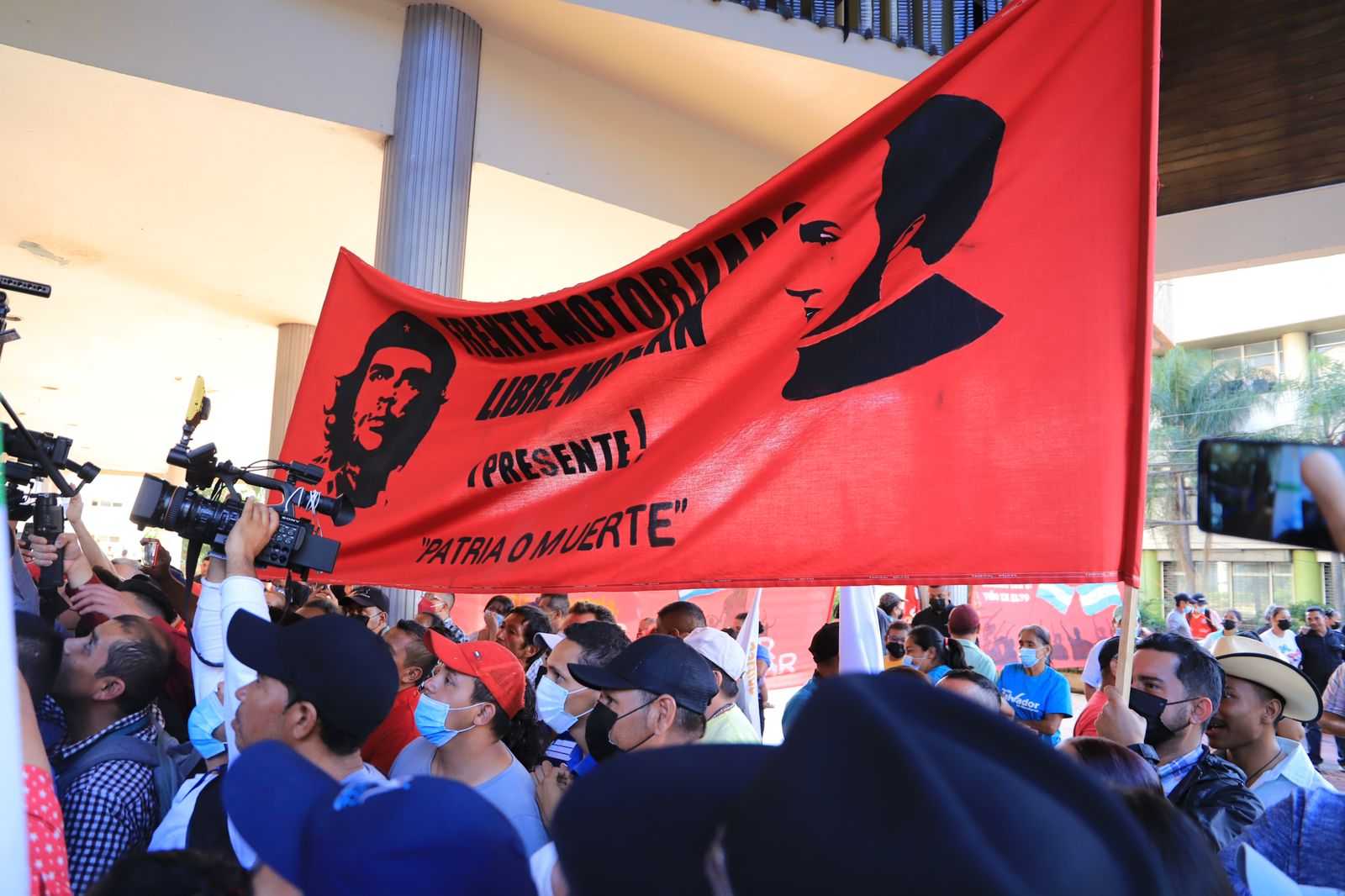 Pueblo hondureño se vuelca al CN a apoyar al presidente Luis Redondo 